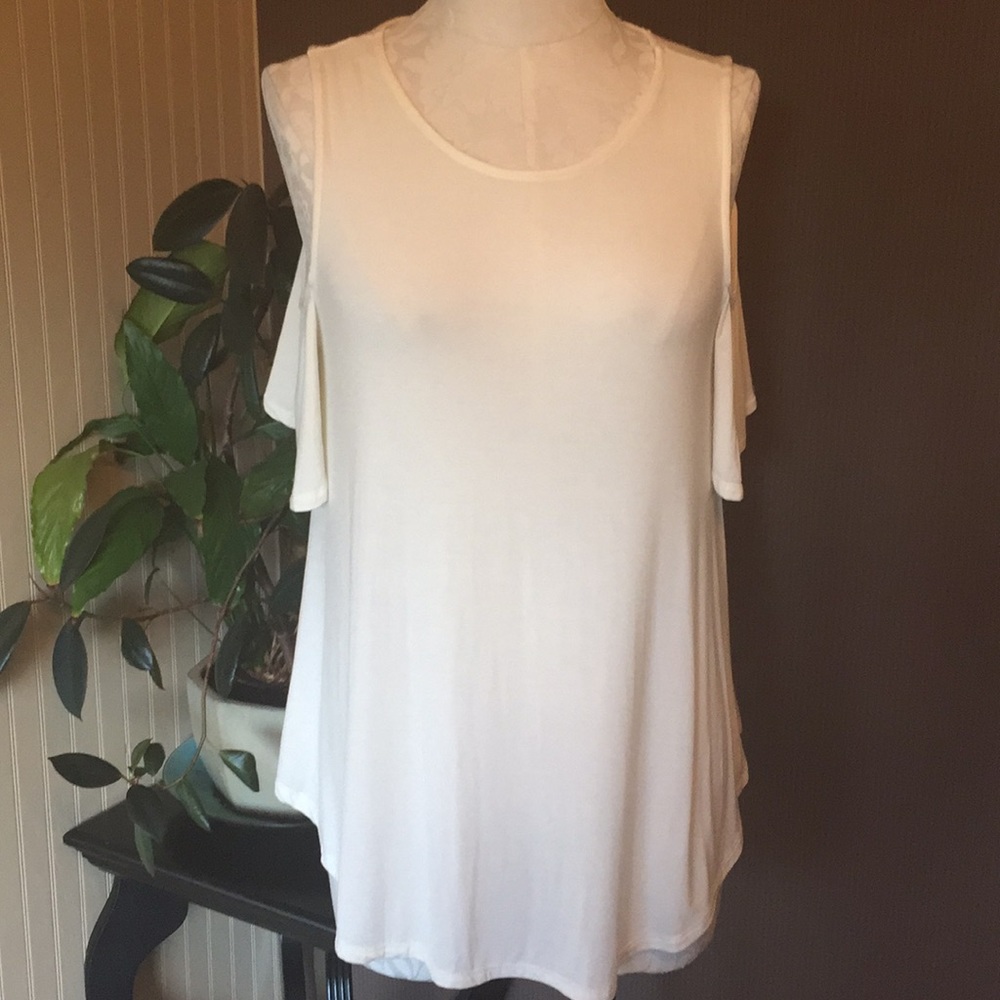 Heart and hips cream cold‎ shoulder top  flowey size medium